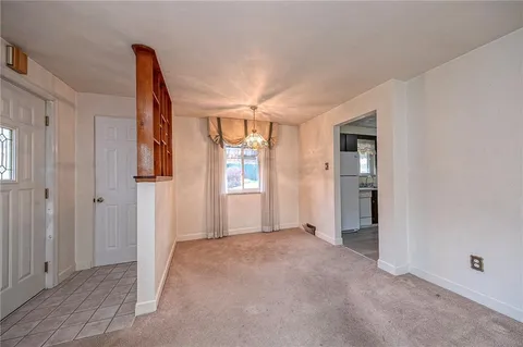 a view of entryway with bathroom