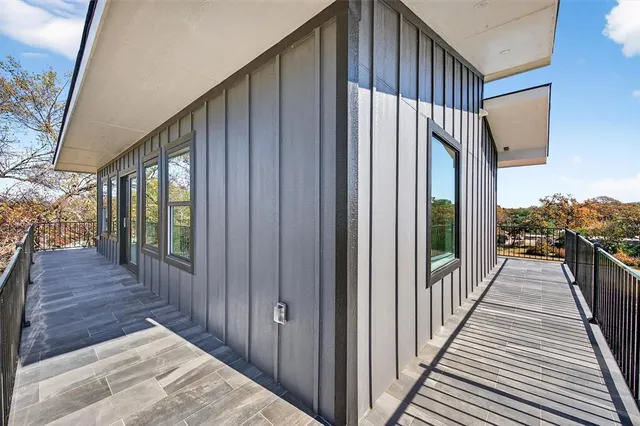 a view of a house with backyard and garden