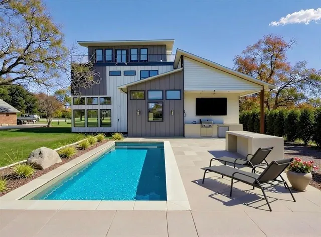 $974,900 | 102 Huron Trail, Lake Kiowa, TX 76240