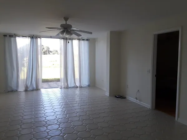 $2,100 | 4266 Deste Court, Unit 107, Lake Worth, FL 33467