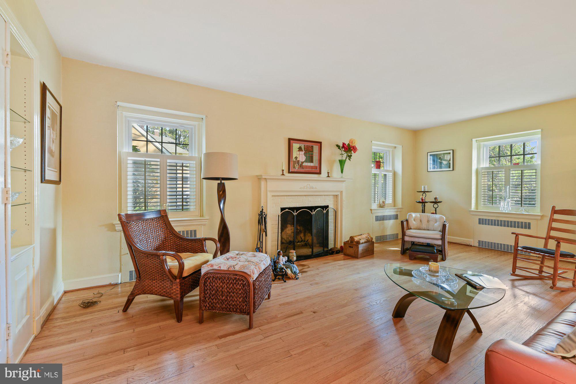 520 Old Orchard Road Baltimore, MD 21229 - Photo 3 of 26 Living Room