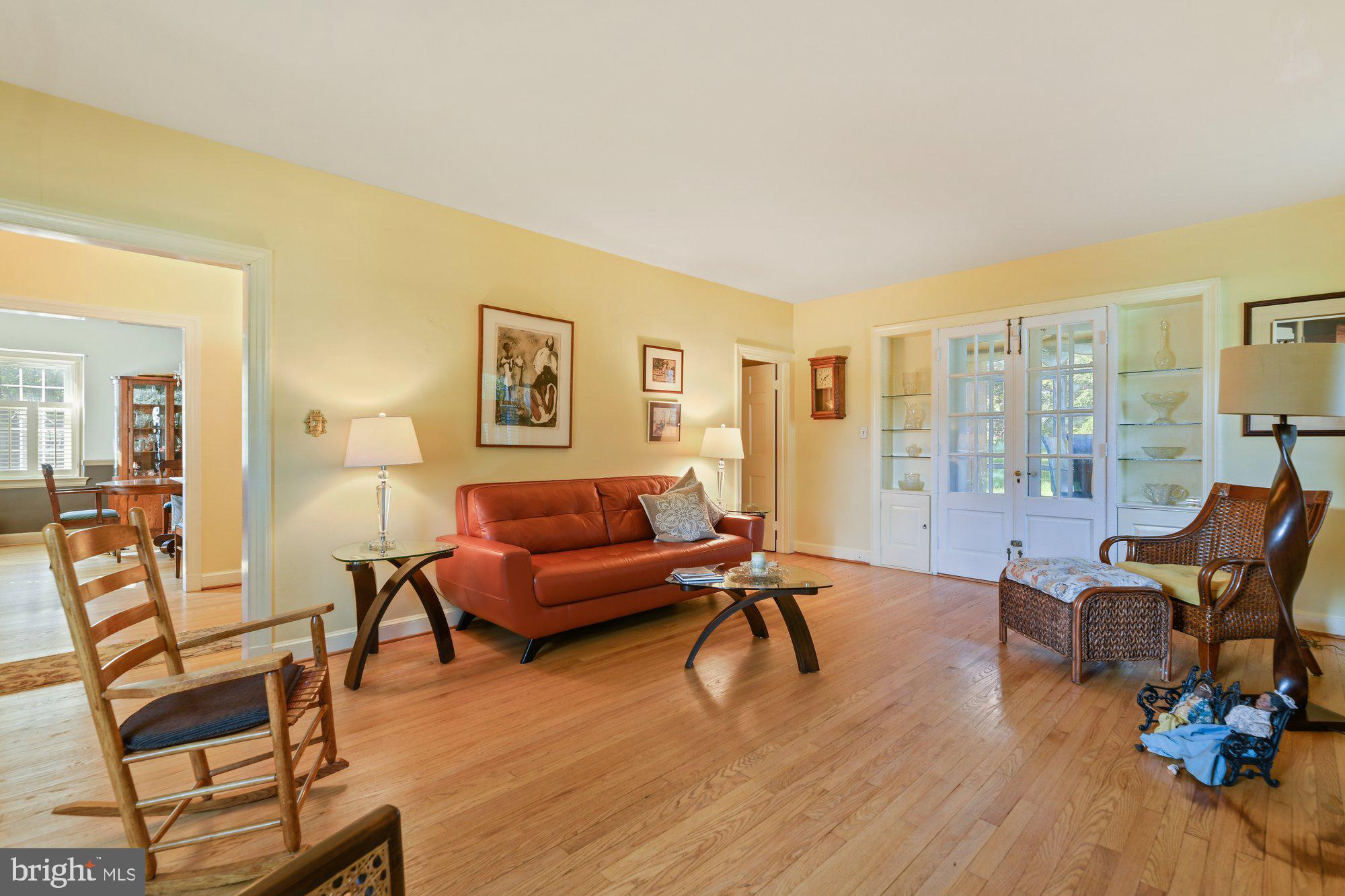520 Old Orchard Road Baltimore, MD 21229 - Photo 4 of 26 Living Room Opens to Sunroom
