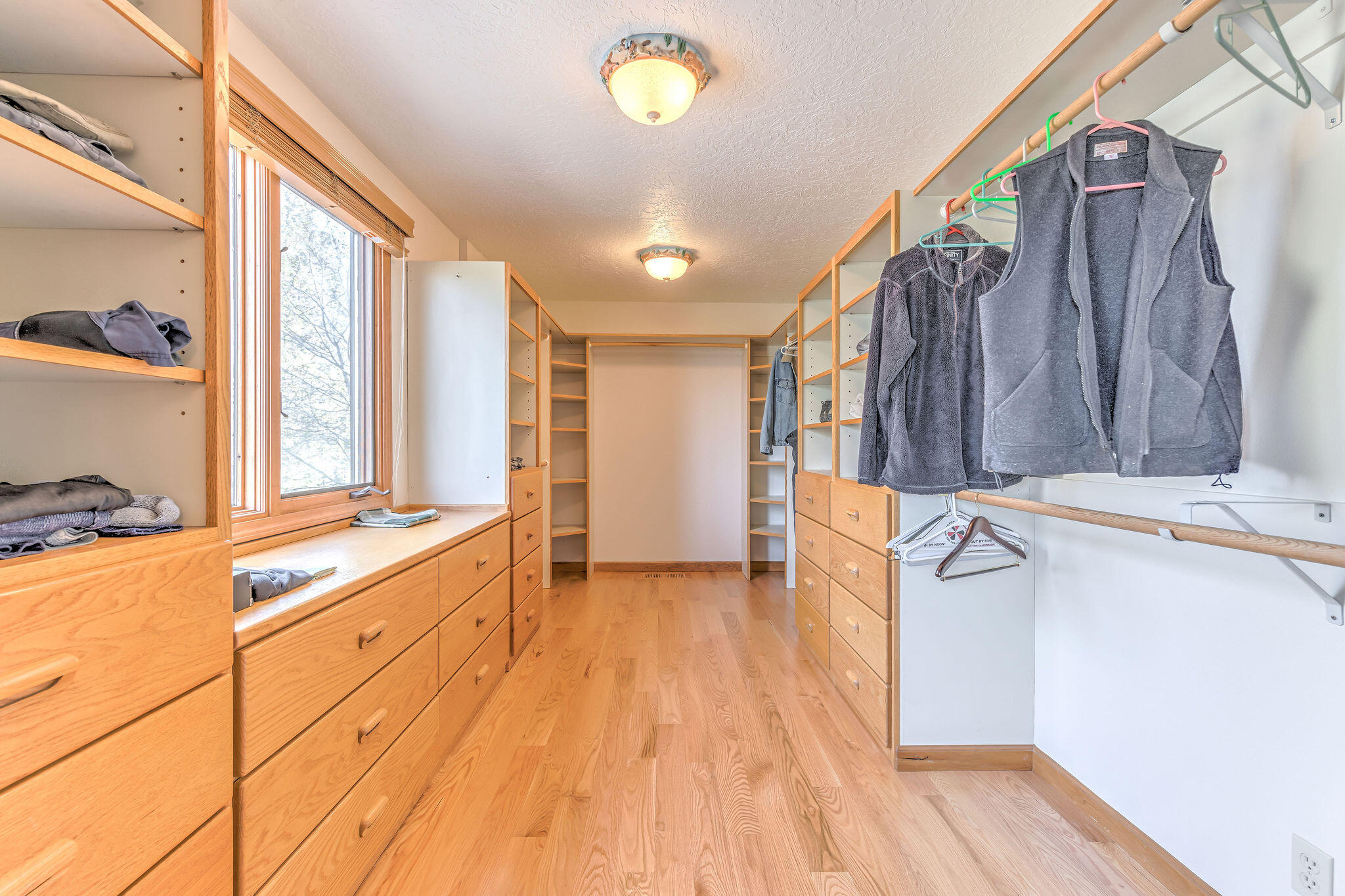 60975 Billadeau Road Bend, OR 97702 - Photo 32 of 65 walk in closet in master bedroom