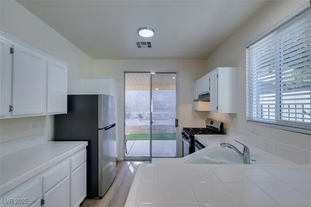 $2,285 | 10341 Pompei Place, Las Vegas, NV 89144
