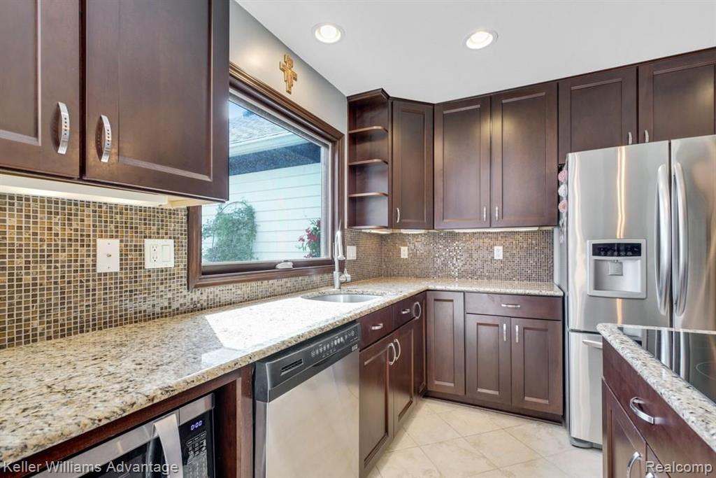 35984 Charter Crest Road Farmington Hills, MI 48335 - Photo 7 of 39
