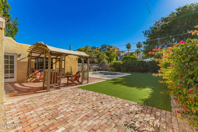a view of a chair and table in the backyard