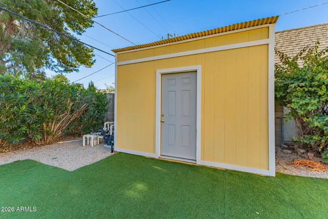 a view of back yard of the house