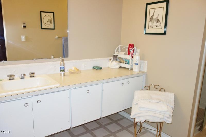 117 Ridge Crest Road Gleneden Beach, OR 97388 - Photo 33 of 34 Guest Bathroom (2)