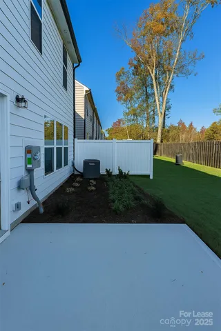 a view of a back yard