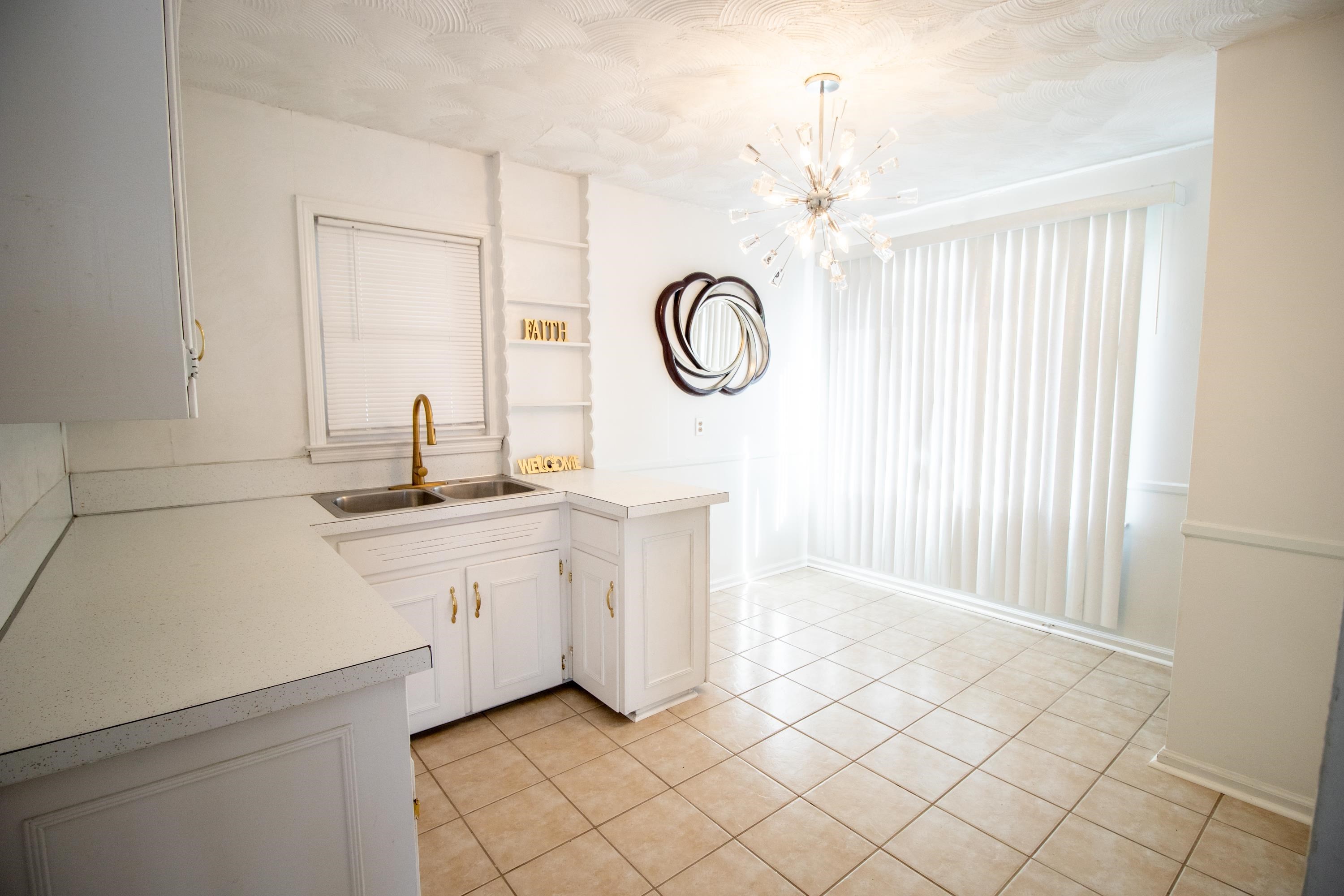 406 West Ridgeway Avenue Flint, MI 48505 - Photo 5 of 37 50133180-f9b71ba9-5069-4390-bfd9-8c0a033aa826.JPG