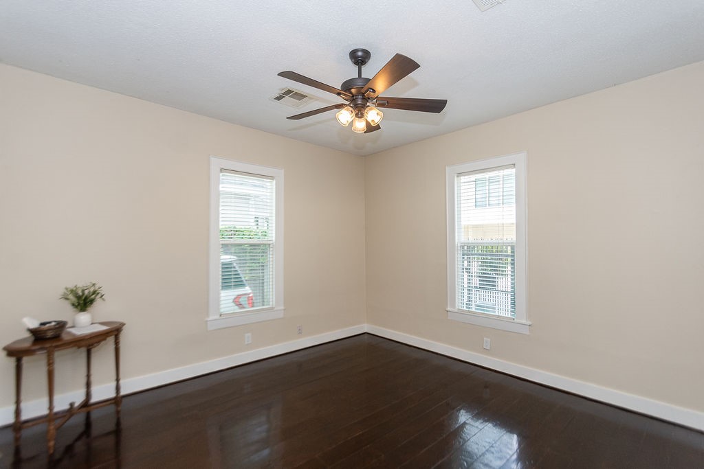 3909 Barnes Street Houston, TX 77007 - Photo 5 of 22 Plenty of windows give this home tons of light