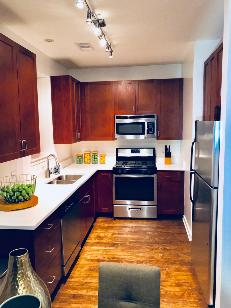 1034 South Racine Avenue, Unit 101 Chicago, IL 60607 - Photo 5 of 14