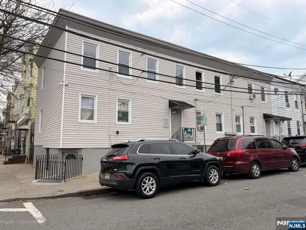 $1,800 | 47 Downing Street, Unit 2, Newark, NJ 07105