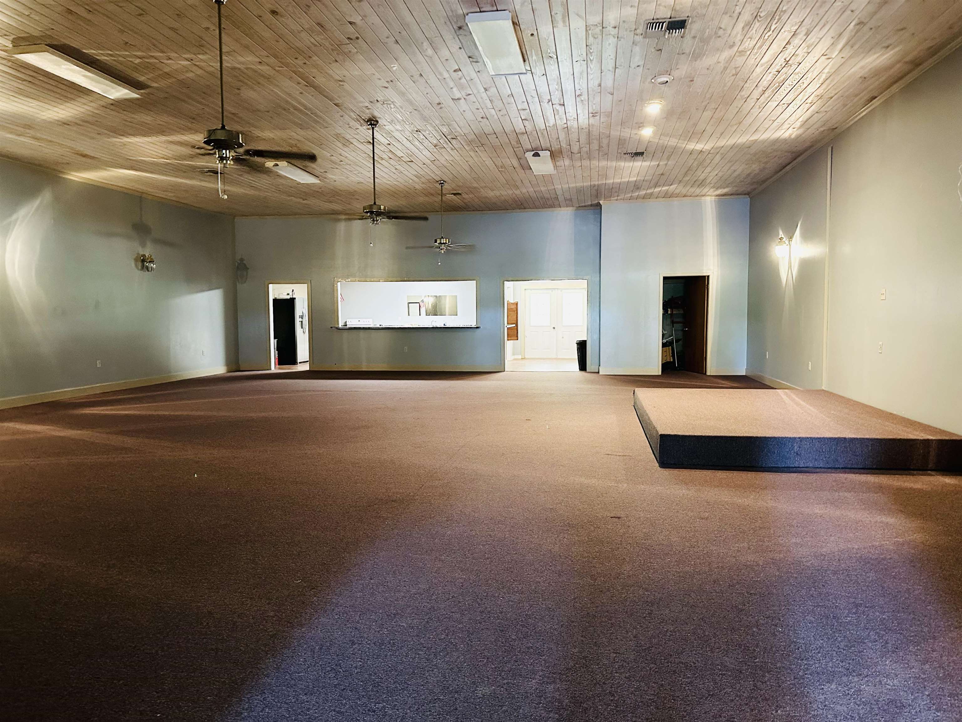 Welcome area with ceiling fan
