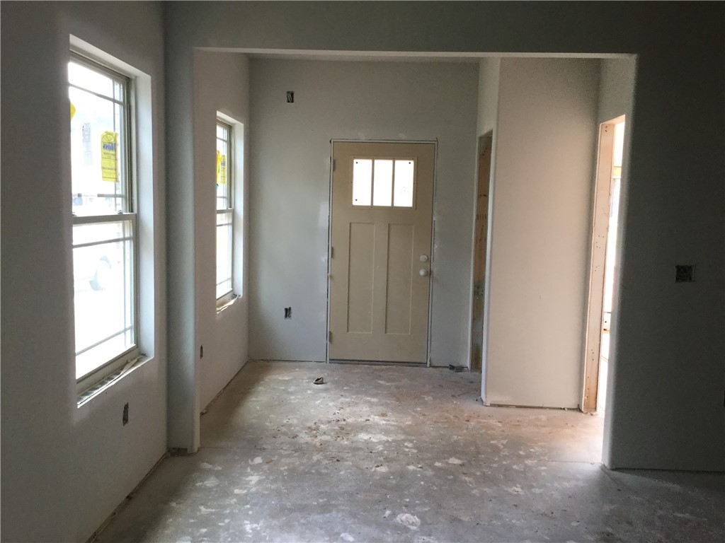 139 Olde Towne Drive Anderson, SC 29621 - Photo 7 of 11 Bright & Spacious Entrance