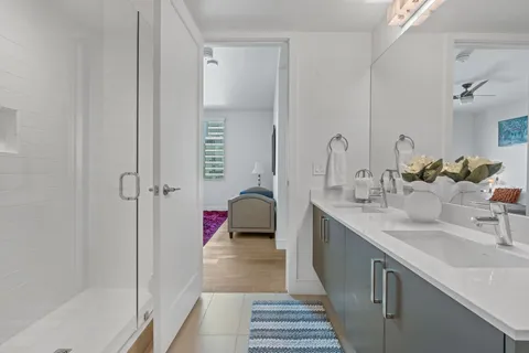 a en suite bathroom with a double vanity sink and mirror