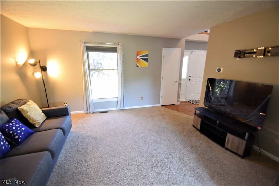 6184 Rockside Circle Northwest Canton, OH 44718 - Photo 3 of 31 Living Room