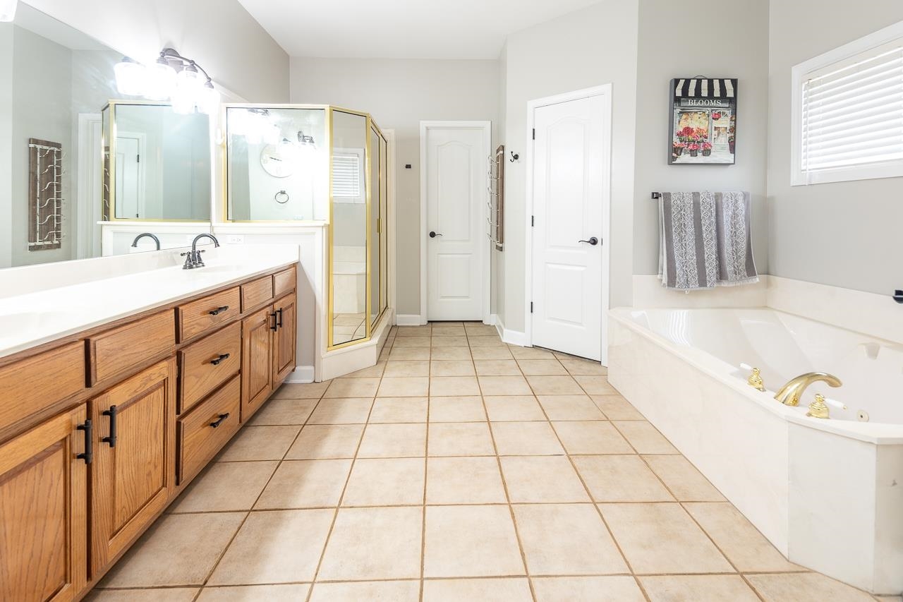 982 Handforth Cove Collierville, TN 38017 - Photo 14 of 25 a bathroom with a tub a sink and a mirror