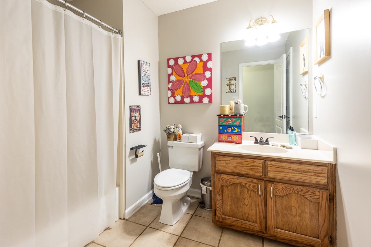 982 Handforth Cove Collierville, TN 38017 - Photo 16 of 25 a bathroom with a sink a toilet and a mirror