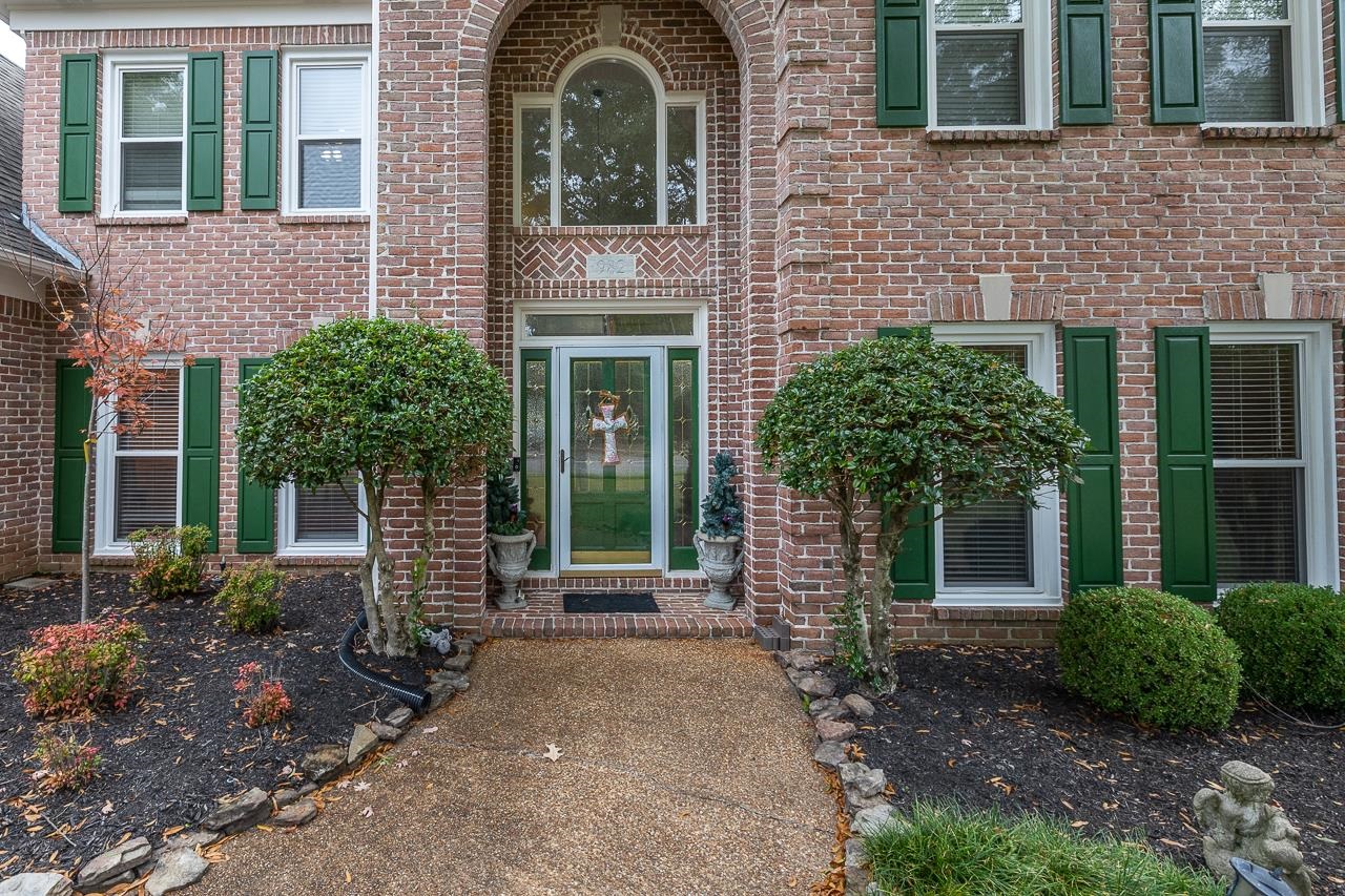 982 Handforth Cove Collierville, TN 38017 - Photo 2 of 25 a front view of a house with garden