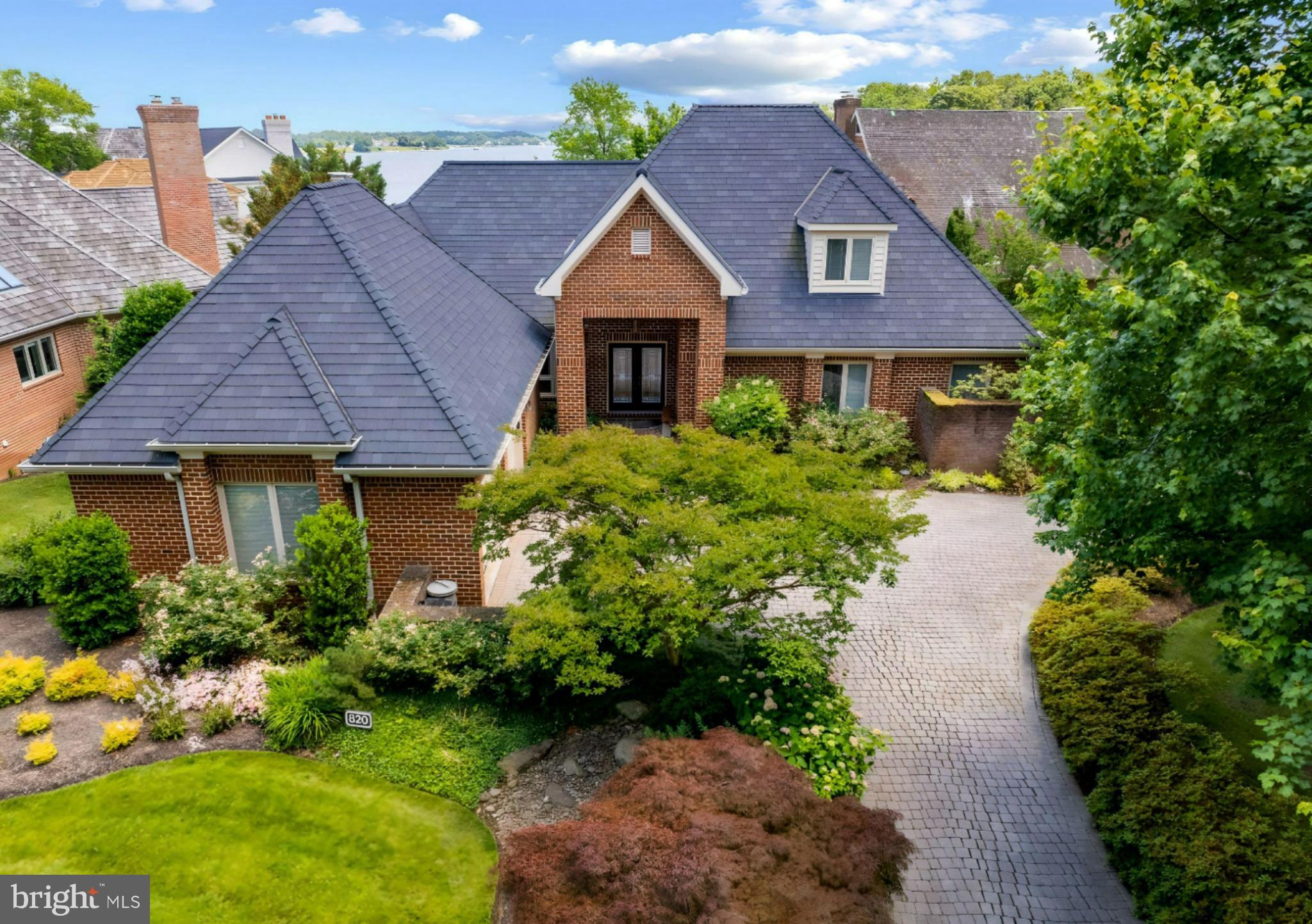 Welcome to 820 South River Landing Road