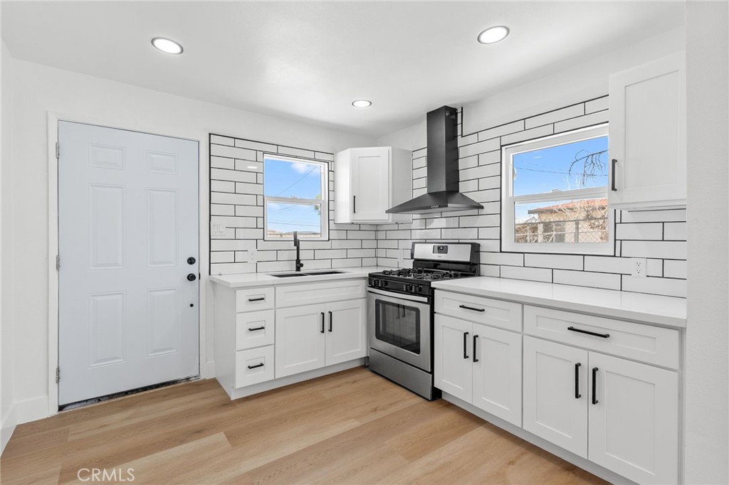1574 Riverside Drive Barstow, CA 92311 - Photo 9 of 32 Kitchen