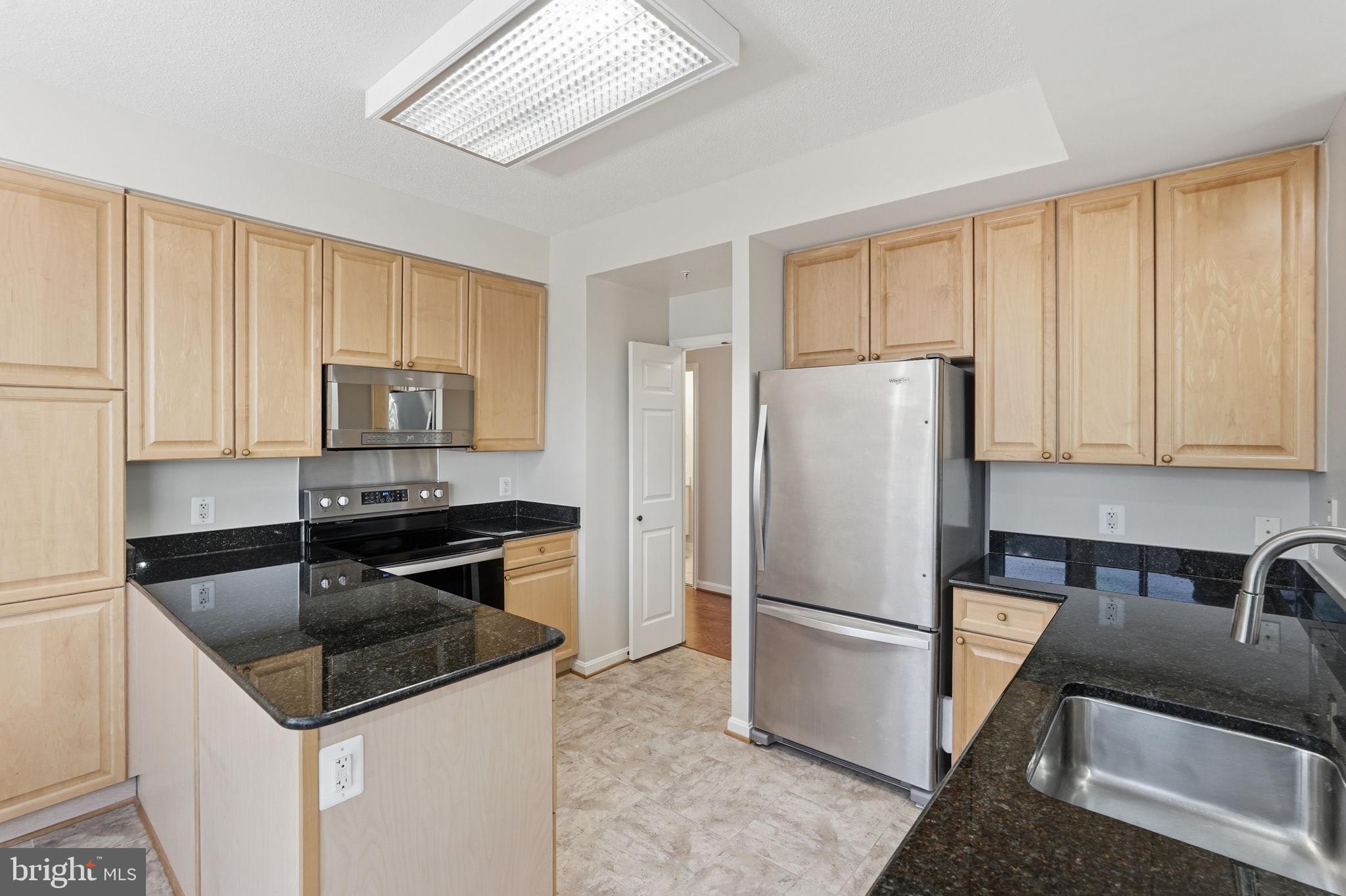 19365 Cypress Ridge Terrace, Unit 907 Leesburg, VA 20176 - Photo 22 of 77 Gourmet kitchen awaits!