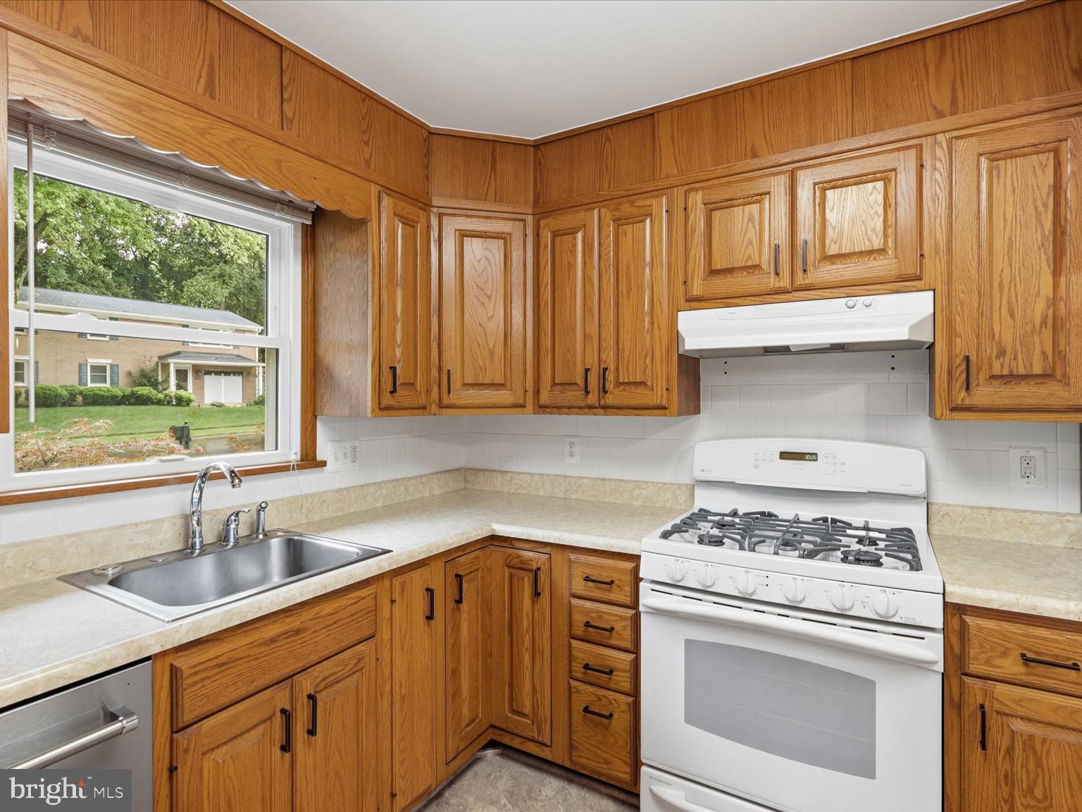 7218 Hadlow Drive Springfield, VA 22152 - Photo 15 of 42 Kitchen