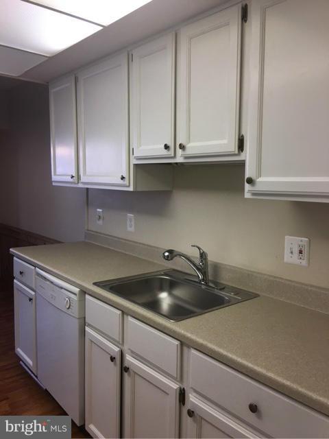 11650 Stoneview Square, Unit 1B Reston, VA 20191 - Photo 5 of 17 Kitchen w/new counters and sink
