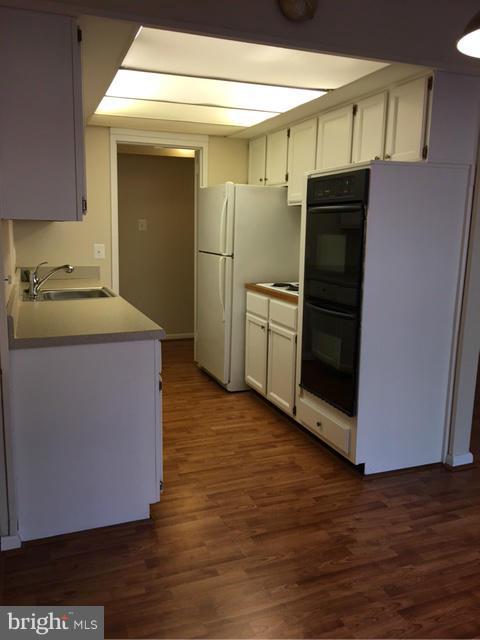 11650 Stoneview Square, Unit 1B Reston, VA 20191 - Photo 6 of 17 Kitchen w/ cooktop and double oven