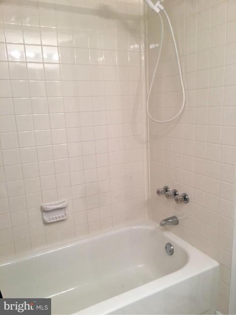 11650 Stoneview Square, Unit 1B Reston, VA 20191 - Photo 10 of 17 Hall bath w/updated tub and tile