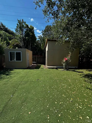 a view of a backyard
