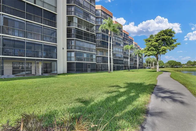 $199,900 | 7360 South Oriole Boulevard, Unit 806, Delray Beach, FL 33446