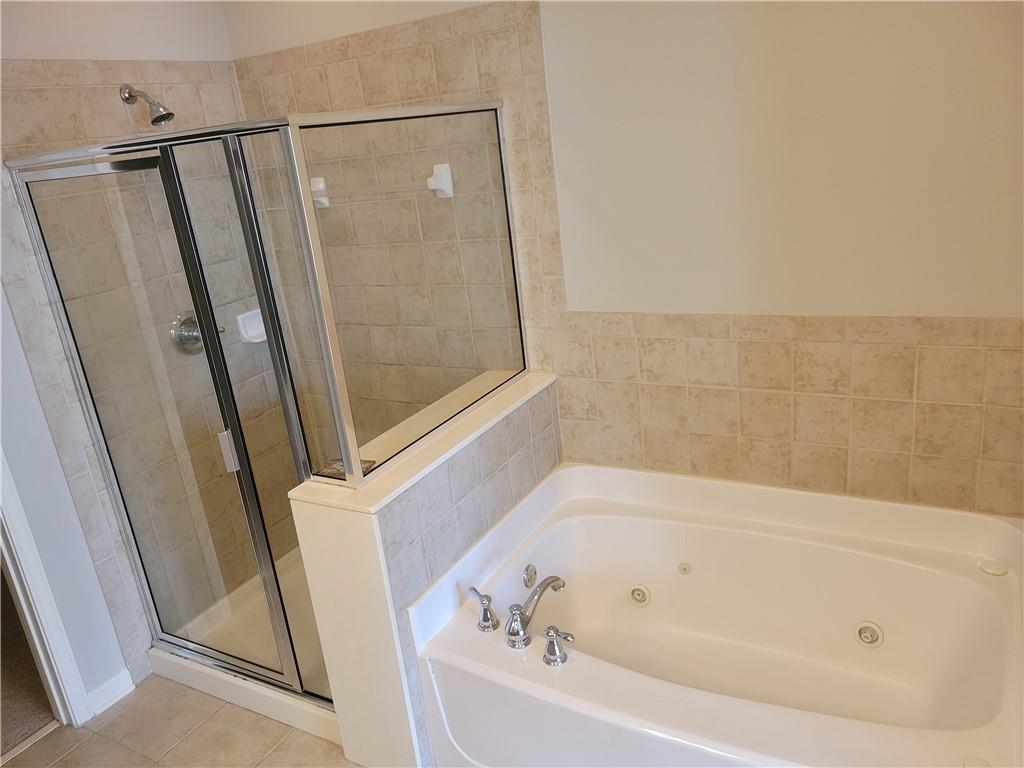 2098 Silas Way Northwest Atlanta, GA 30318 - Photo 13 of 18 a bathroom with a bathtub