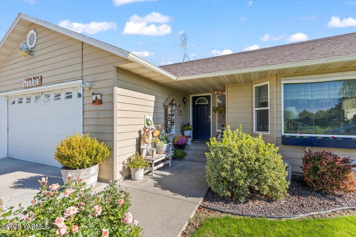 1940 Scoon Road Sunnyside, WA 98944 - Photo 3 of 27 a front view of a house with garden