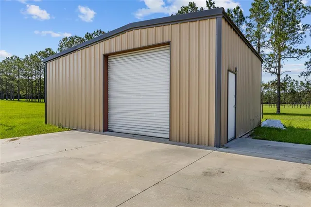 a view of a house with backyard and trees