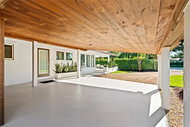 a view of a house with backyard and tree