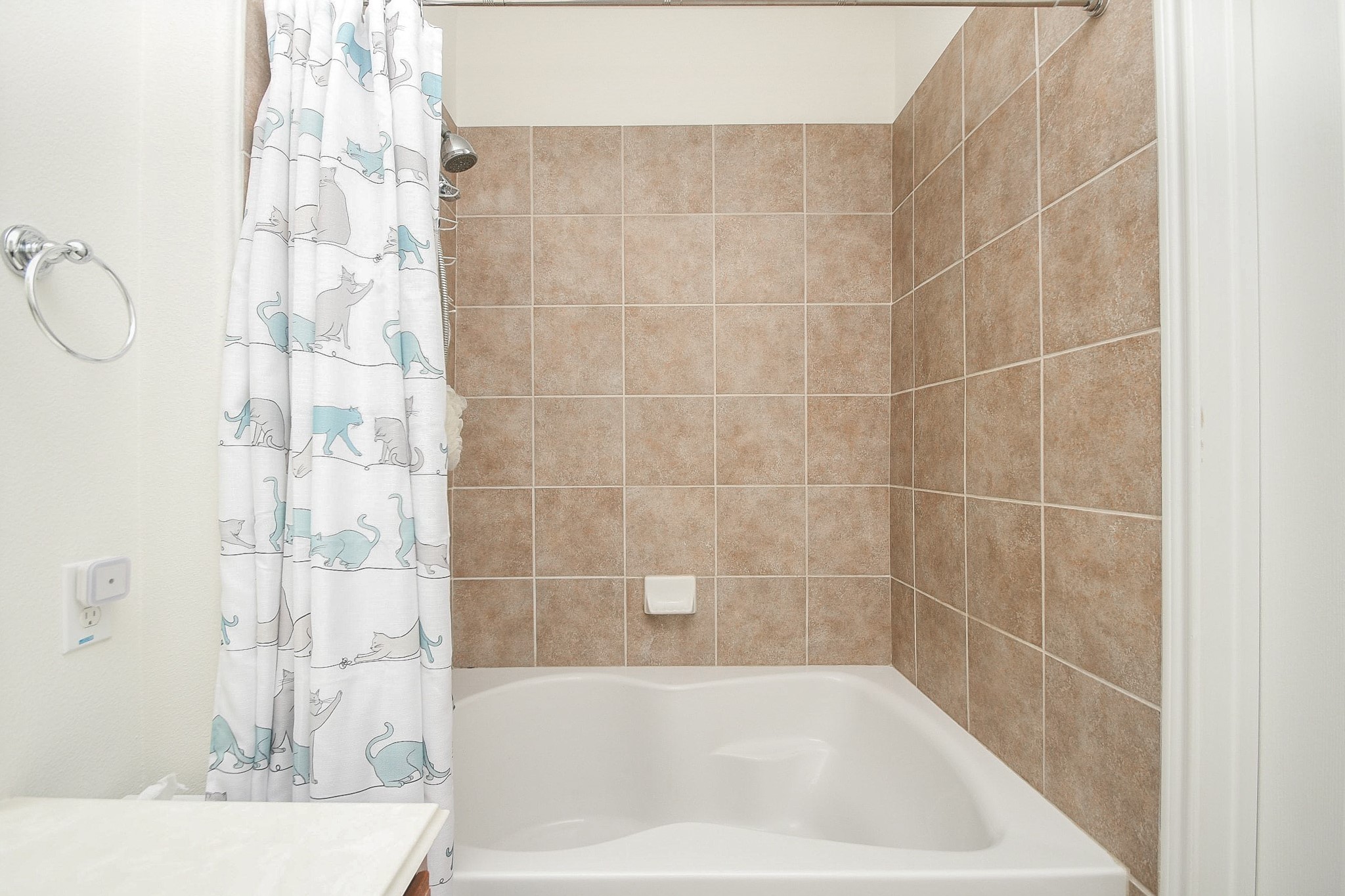 13600 Breton Ridge Street, Unit 36F Houston, TX 77070 - Photo 27 of 38 Bright bath designed for both style and functionality.