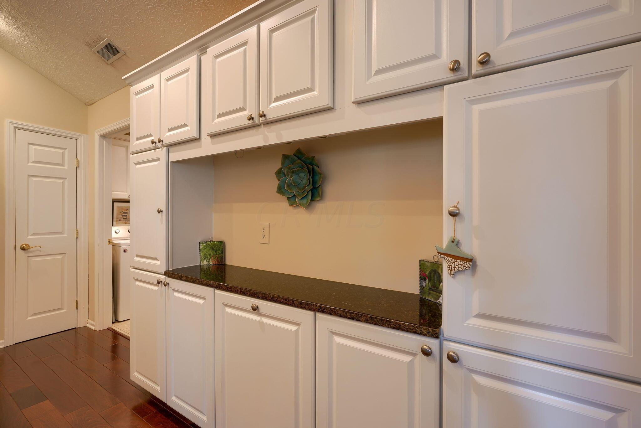 3732 Stoneway Point Powell, OH 43065 - Photo 23 of 43 Cabinet package