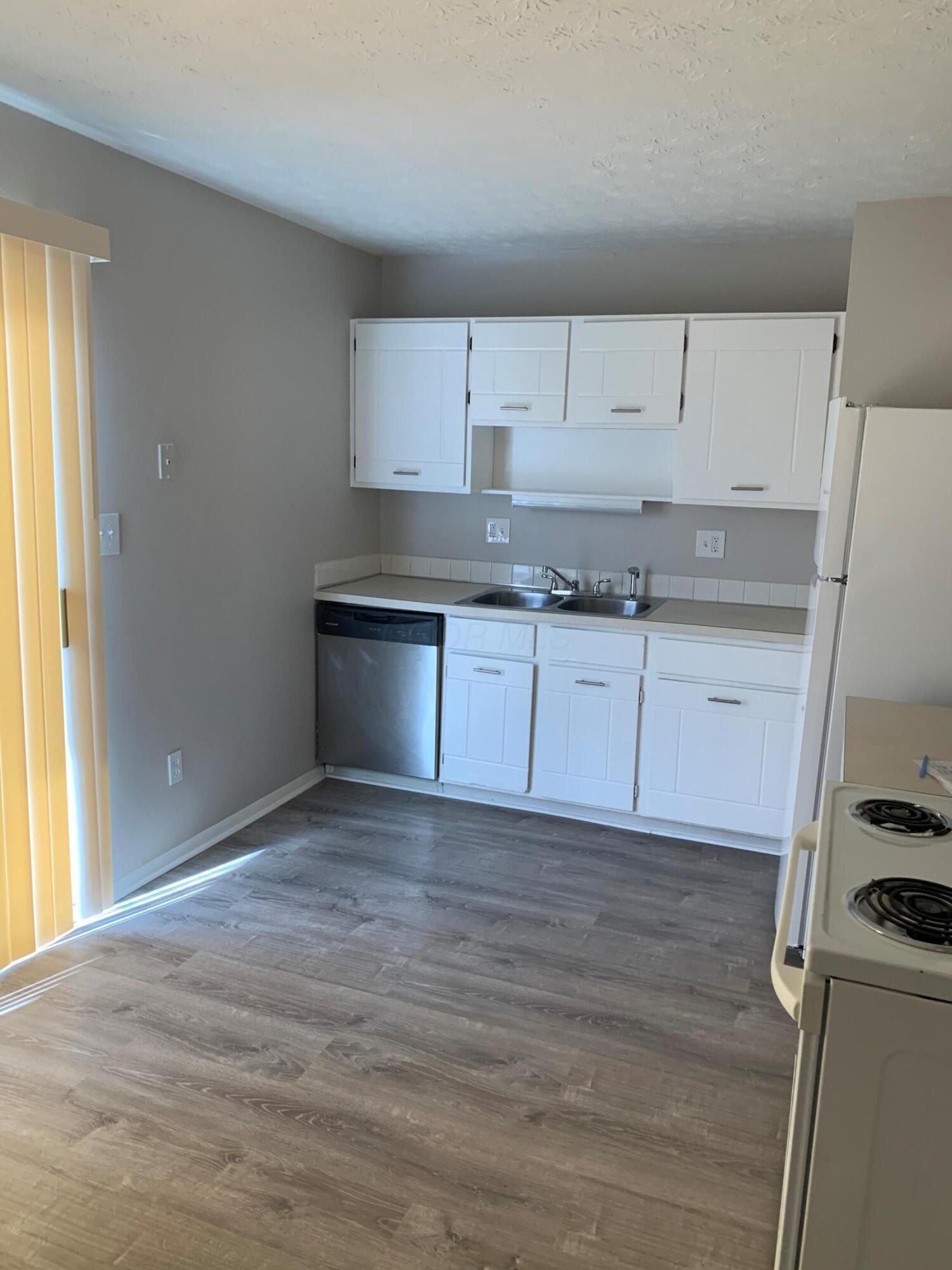 3853 Fergus Road Columbus, OH 43207 - Photo 5 of 16 5 Kitchen