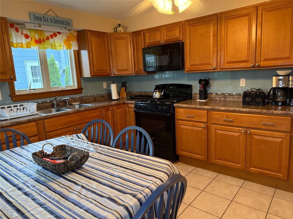 33 Breach Drive, Unit FRONT Westerly, RI 02891 - Photo 4 of 17