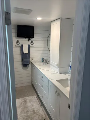 a en suite bathroom with a double vanity sink and mirror