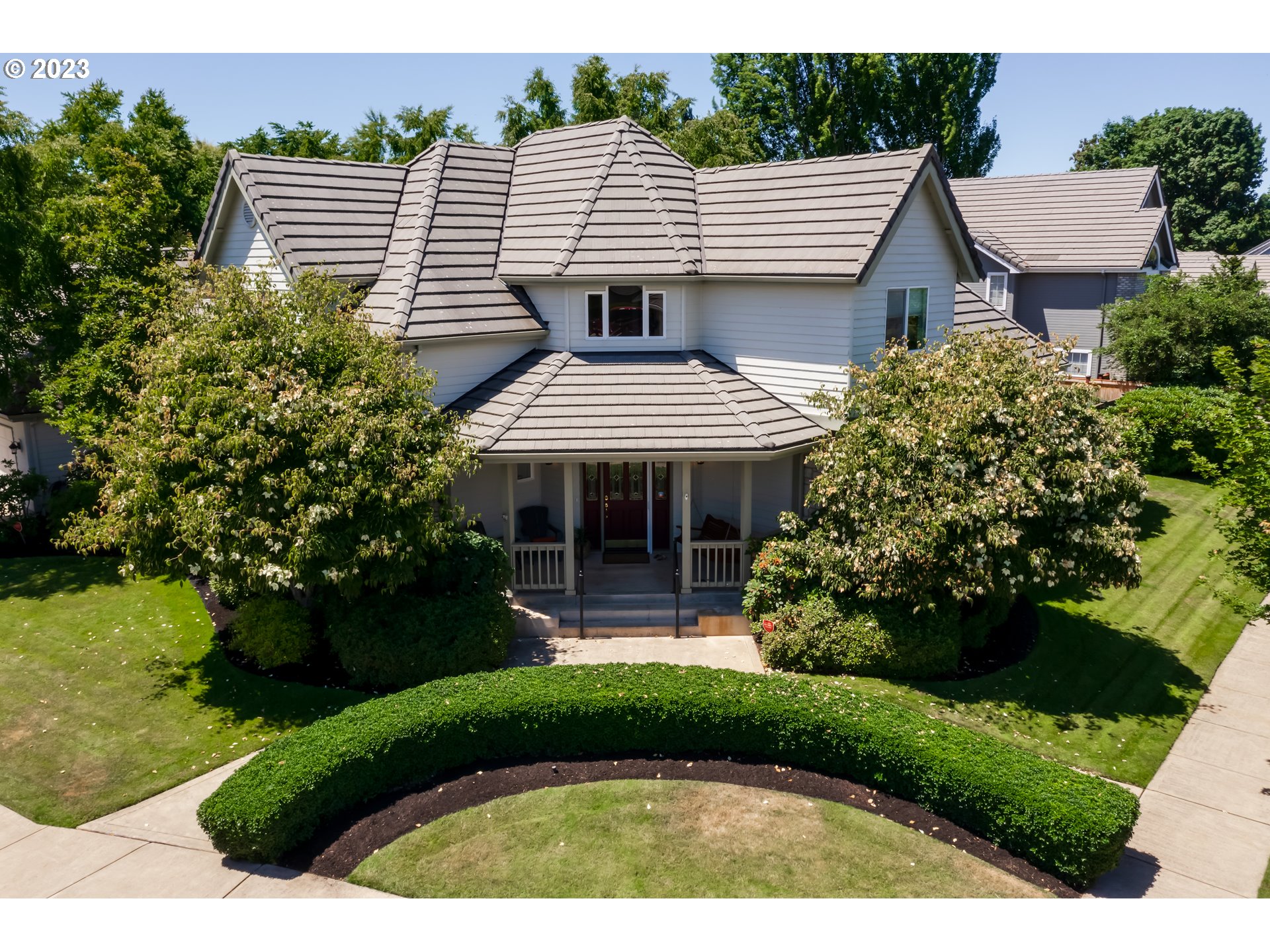 2572 Walnut Ridge Drive Springfield, OR 97477 - Photo 1 of 47 a front view of a house with a garden and plants