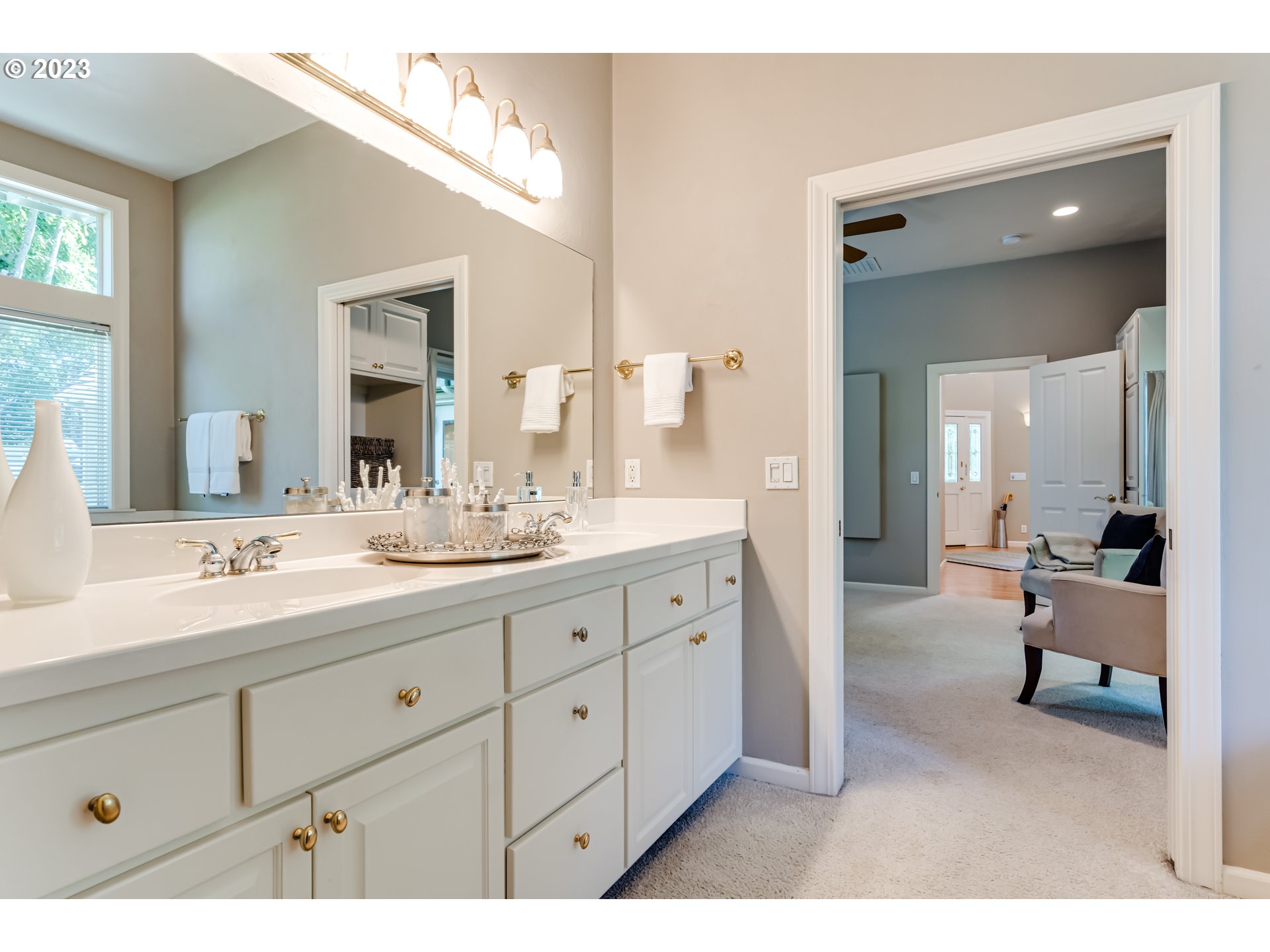 2572 Walnut Ridge Drive Springfield, OR 97477 - Photo 20 of 47 a en suite bathroom with double sink and a mirror