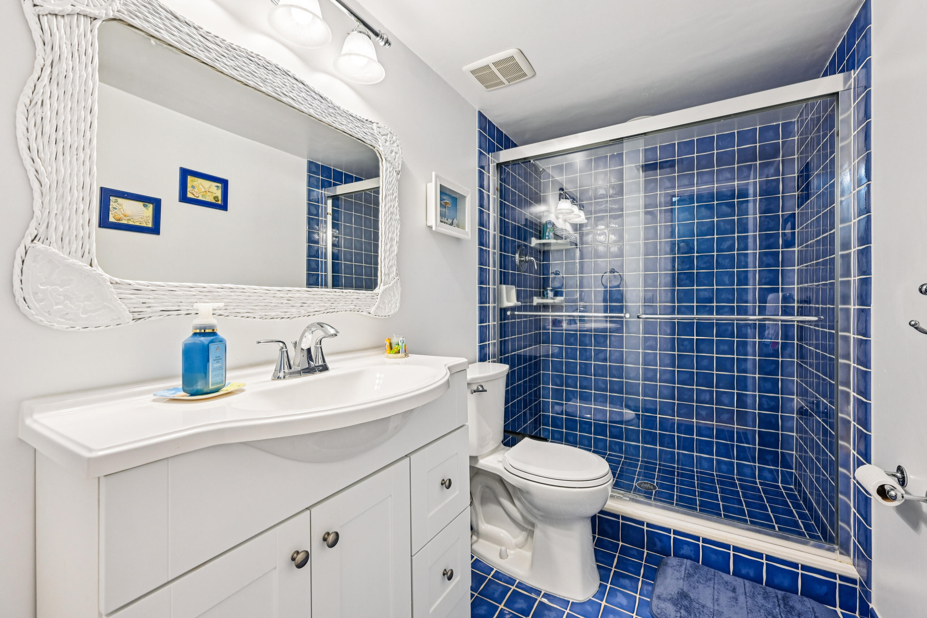 398 Golfview Road, Unit G North Palm Beach, FL 33408 - Photo 19 of 48 22-Guest Bath