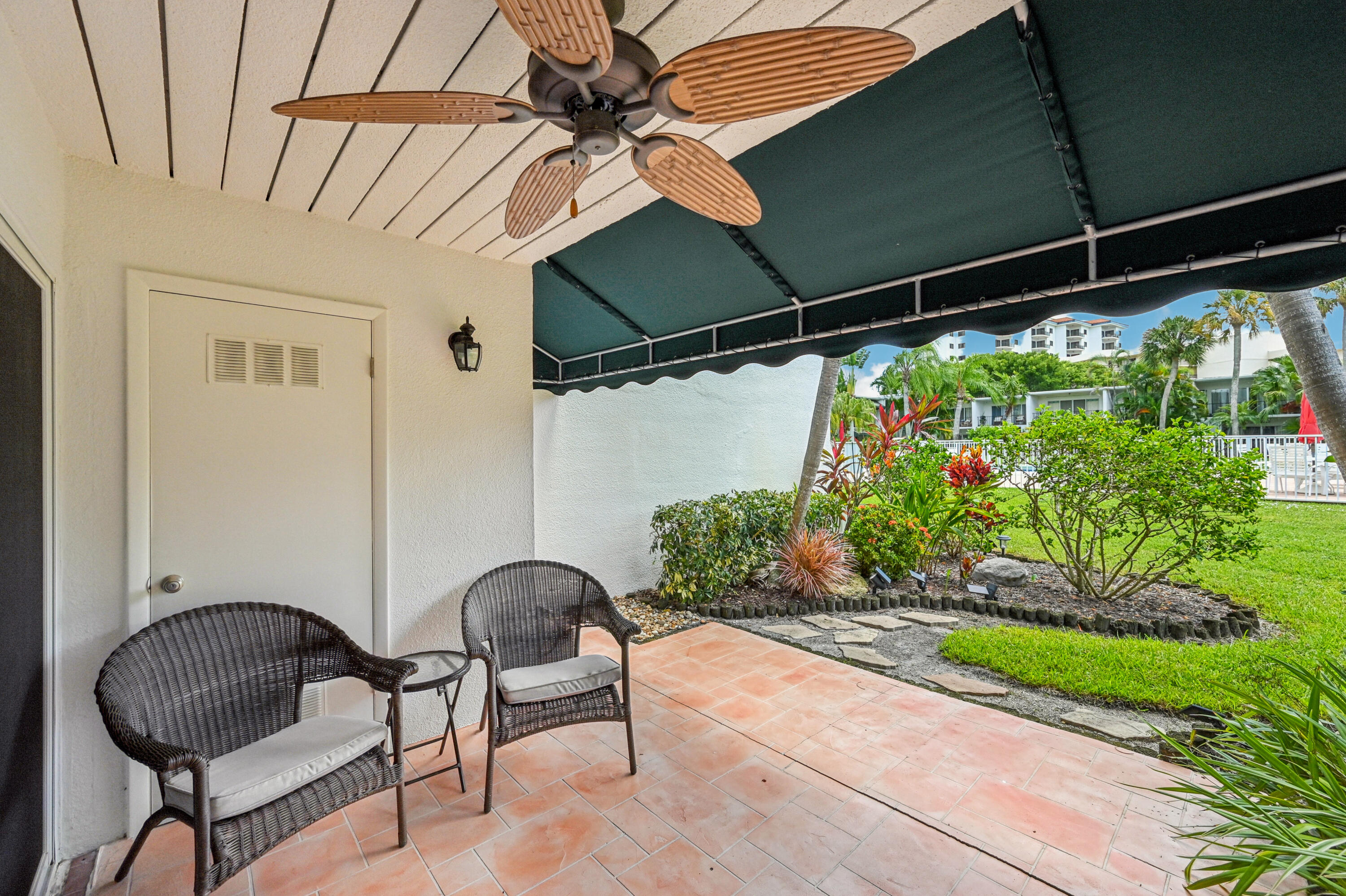 398 Golfview Road, Unit G North Palm Beach, FL 33408 - Photo 22 of 48 25-Main level Patio