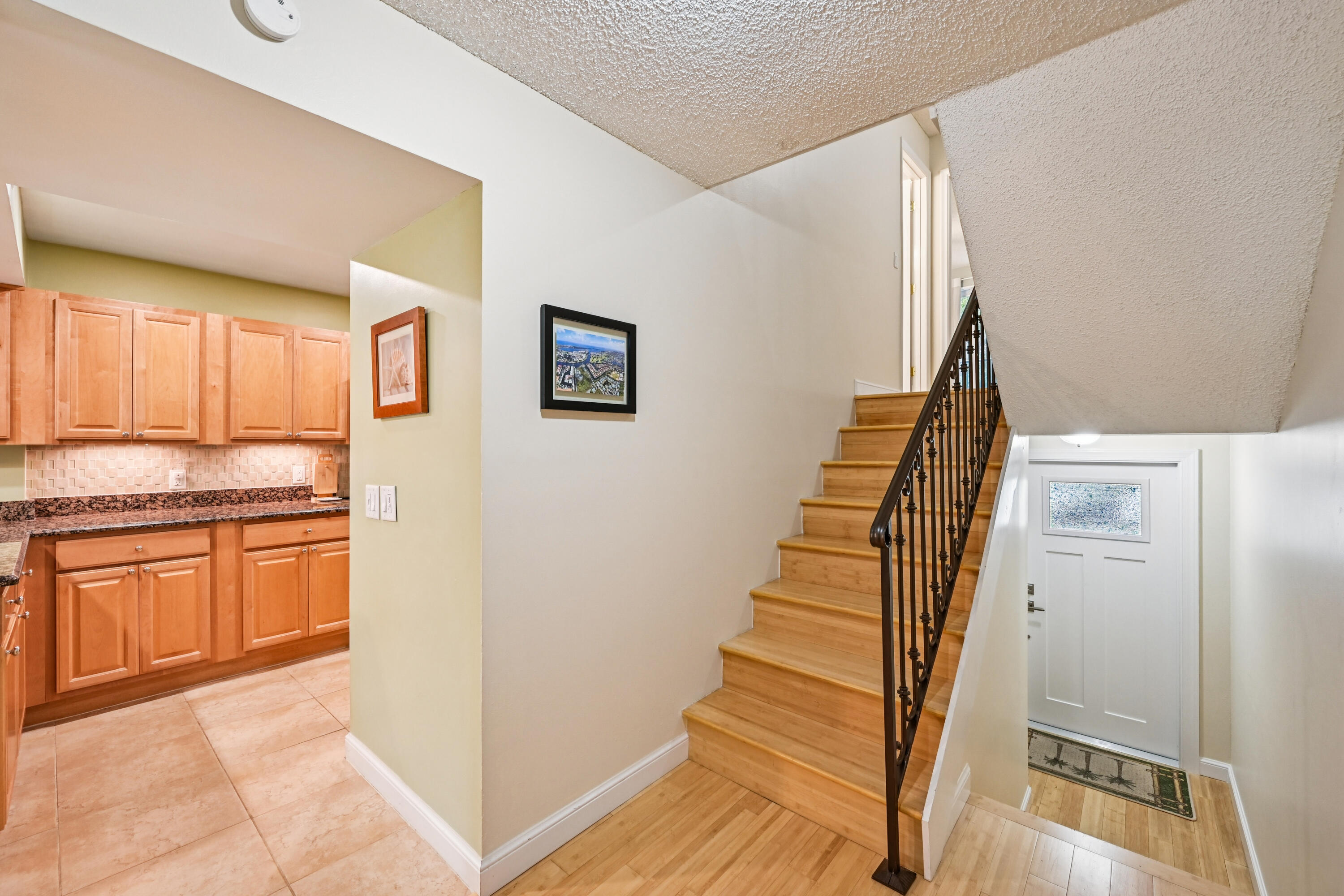 398 Golfview Road, Unit G North Palm Beach, FL 33408 - Photo 4 of 48 4-Foyer