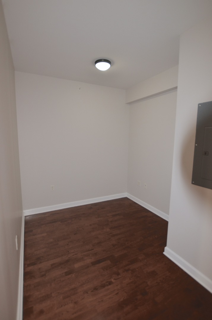 1235 South Prairie Avenue, Unit 3206 Chicago, IL 60605 - Photo 16 of 46 a view of an empty room with wooden floor and a window
