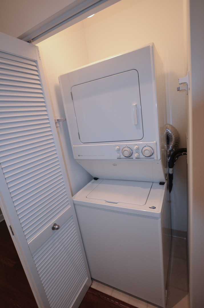 1235 South Prairie Avenue, Unit 3206 Chicago, IL 60605 - Photo 20 of 46 a utility room with dryer and washer