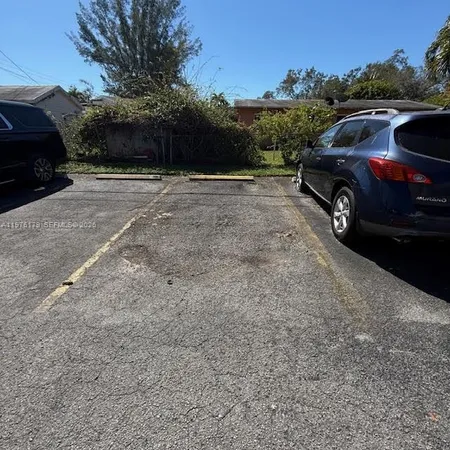 $2,000 | 1250 Northeast 119th Street, Unit 2A, Miami, FL 33161